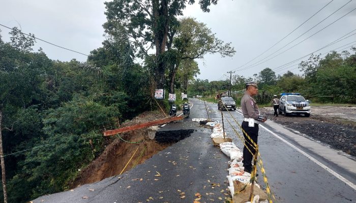 Sat Lantas Polres Simalungun Siaga di Lokasi Longsor KM 19 Jalur Parapat-Siantar
