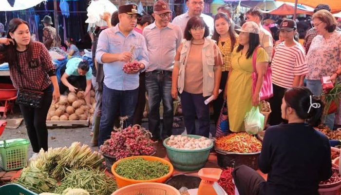 Pj Bupati Taput Pantau Ketersediaan dan Stabilitas Harga Bahan Pokok Menjelang Nataru 2024