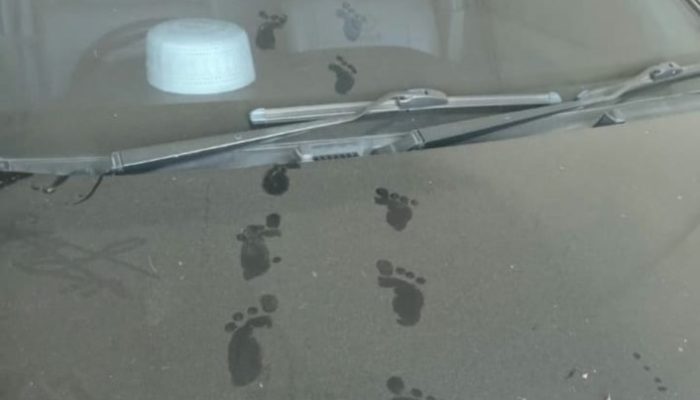 Heboh Jejak Kaki Kecil di Kap Mobil, Warga Kaitkan dengan Fenomena Tuyul