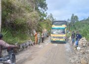 Kapolsek Habinsaran dan Muspika Gerak Cepat Pulihkan Akses Jalan Akibat Longsor