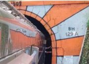 Viral Kereta Terlalu Mepet Masuk Terowongan di Jember, KAI Berikan Penjelasan
