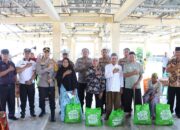 Polres Tapteng Gelar Jumat Berkah, Kapolres Bagikan Sembako untuk Warga Hajoran