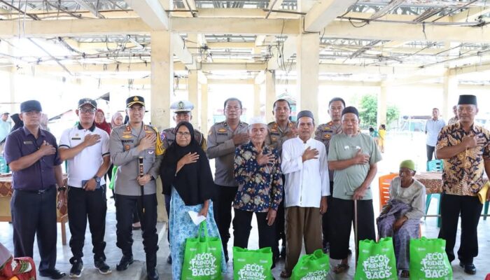 Polres Tapteng Gelar Jumat Berkah, Kapolres Bagikan Sembako untuk Warga Hajoran