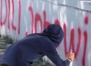 Coretan “Adili Jokowi” Viral di Media Sosial, Kaesang Ditantang Netizen Pakai Kaos “Adili Jokowi”