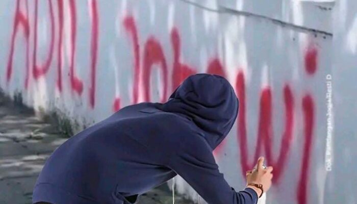 Coretan “Adili Jokowi” Viral di Media Sosial, Kaesang Ditantang Netizen Pakai Kaos “Adili Jokowi”