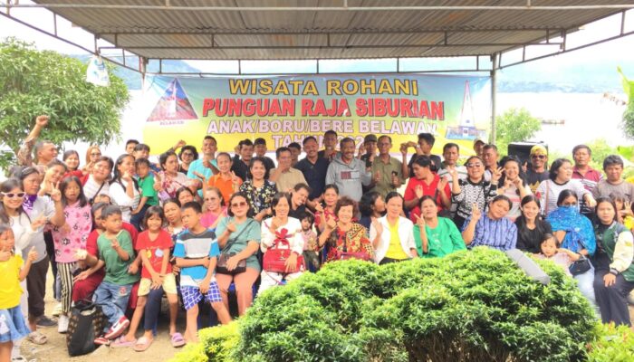 Momen Punguan Raja Siburian Belawan Gelar Wisata Rohani ke Danau Toba