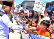 Ratusan Warga Sambut Hangat Bupati dan Wakil Bupati Simalungun di Pintu Tol Sinaksak