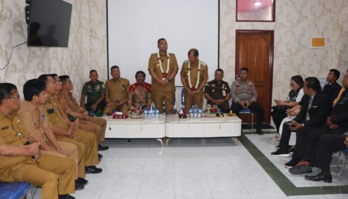 Perdana Berkantor, Bupati Toba Disambut Hangat dengan Doa dan Kalung Bunga