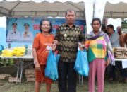Pasar Murah di Borbor, Wakil Bupati Toba Traktir Belanja Lansia