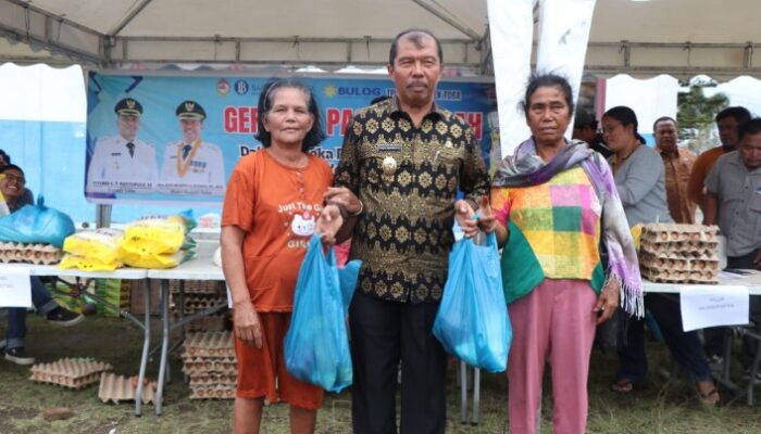 Pasar Murah di Borbor, Wakil Bupati Toba Traktir Belanja Lansia