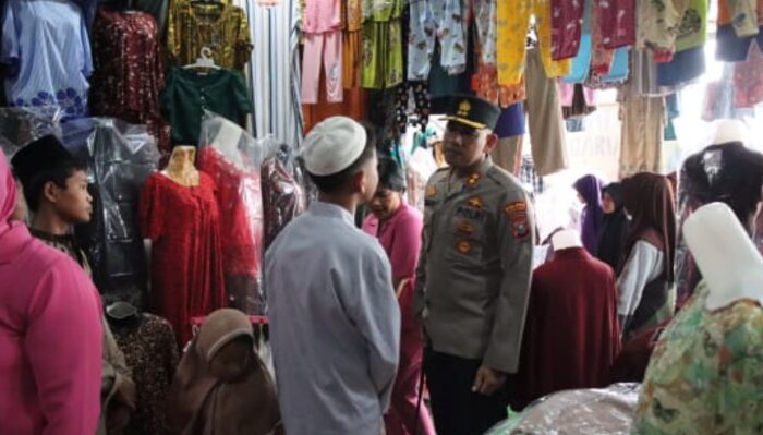 Kapolres Pakpak Bharat Bawa Anak Panti Asuhan Jalan-Jalan dan Belanja Baju Lebaran