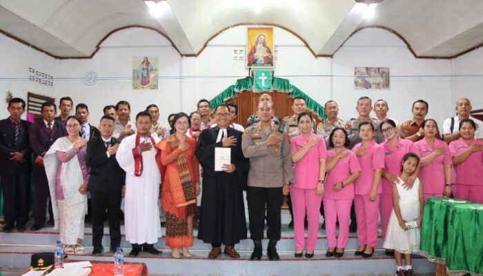 Kapolres Pakpak Bharat dan Bhayangkari Serahkan Bantuan Pembangunan Rumah Dinas Pendeta