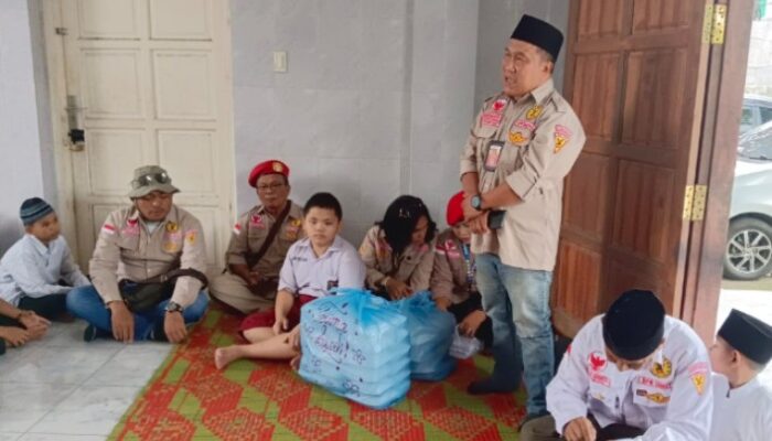 Kader Militan RAMPAS 08 Setia Berdaulat Bagikan Santunan Yatim dan Takjil Gratis