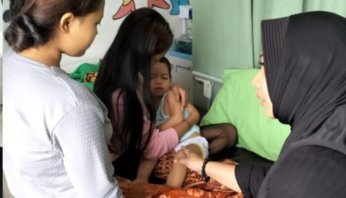 Lela Badri, Anggota DPRD Kota Medan, Jenguk Anak Ketua Akpersi yang Sedang Sakit