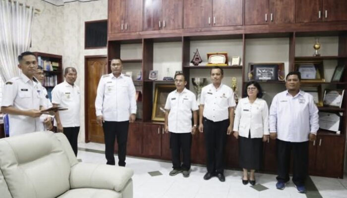 Bupati Toba Serahkan SK Plt kepada Empat Pejabat di Pemkab Toba