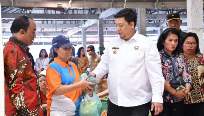Pemkab Samosir Pantau Ketersediaan Bahan Pokok di Pasar Tradisional Ambarita