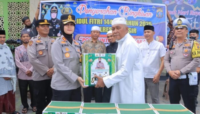 Kapolres Samosir AKBP Rina Frillya Serahkan Bingkisan untuk Umat Muslim