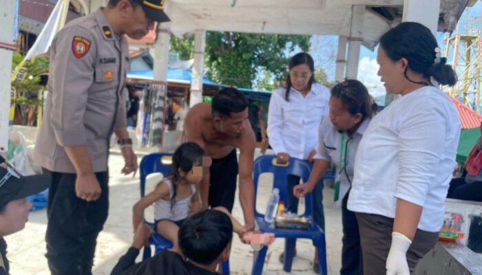Petugas Pos Yan Parbaba Bantu Anak Luka Tertusuk Paku di Pantai