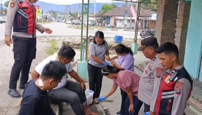 Tergelincir di Tikungan, Dua Pemotor Asal Medan Diselamatkan Petugas Operasi Ketupat Toba 2025