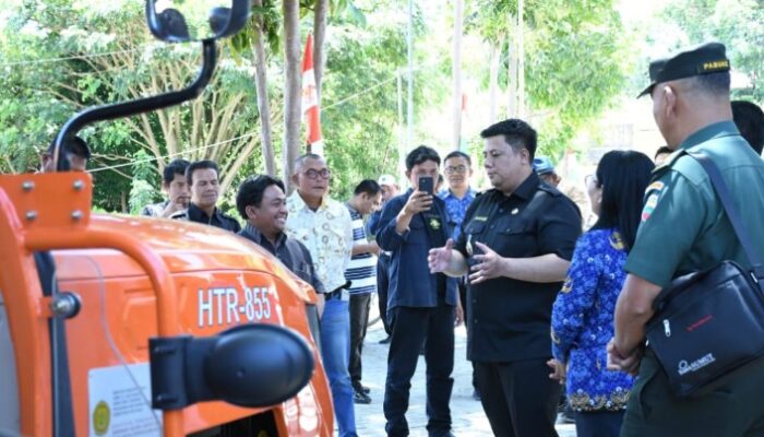 Bupati Samosir Serahkan Bantuan Alsintan dari APBN 2025