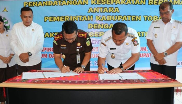Tanda Tangan Kesepakatan, Pemkab dan Kejari Toba Tegaskan Komitmen Penegakan Hukum dan Peningkatan PAD