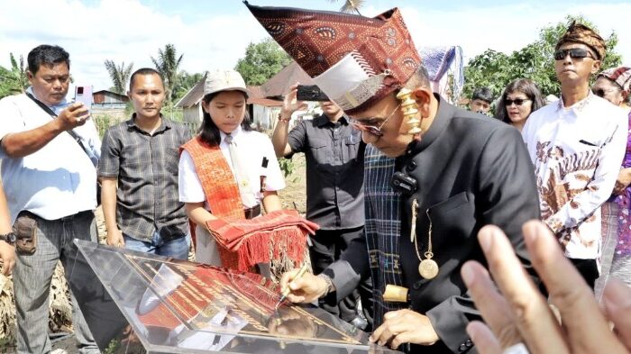 Peringati Hardiknas 2025, Bupati Simalungun Ziarah ke Makam Pelopor Pendidikan Op. Guru Jason Saragih