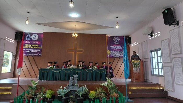 Cristin Feronika Raih IPK Tertinggi di Wisuda STB HKBP Laguboti, Sekda Toba: Selamat Bermisi!