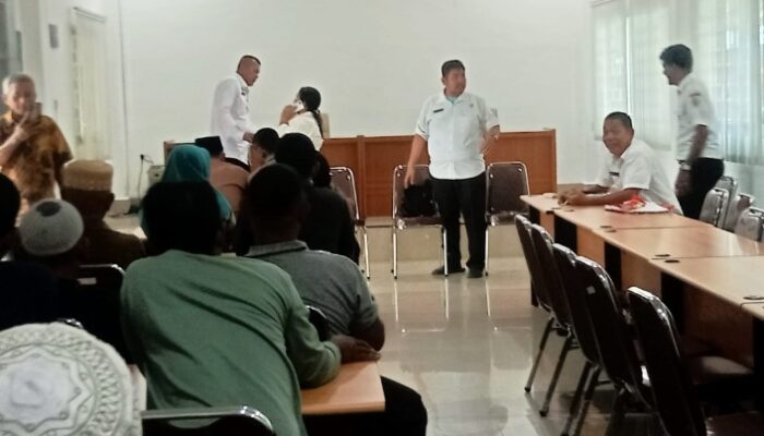 Geruduk Kantor Inspektorat, Warga Desa Rugemuk Tuntut Transparansi Dugaan Korupsi Kades