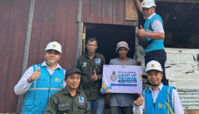Hadirkan Terang, PLN dan DPP KOMPI B Pasang Meteran Listrik Gratis di Pematangsiantar