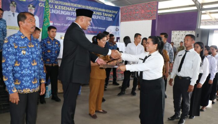 Bupati Toba Serahkan SK Kepada 444 PPPK: “Tuhan Jawab Doa Kita”