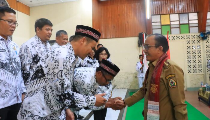 Pelantikan PGRI, Wabup Harapkan Berkontribusi Nyata dalam Pembangunan Pendidikan