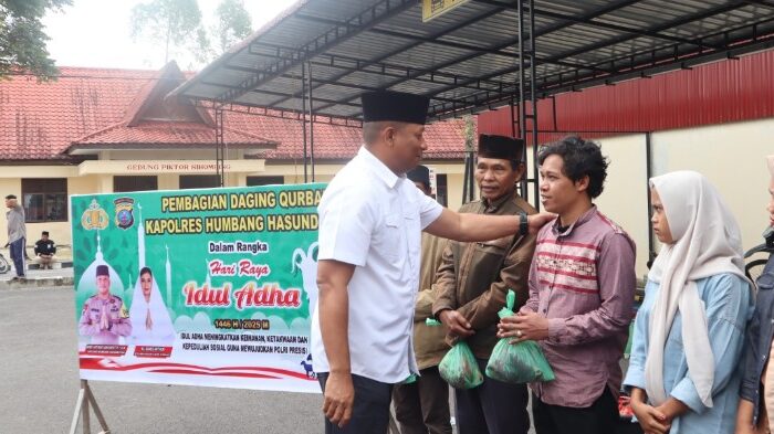 Rayakan Idul Adha, Polres Humbahas Sembelih 6 Hewan Kurban dan Bagikan ke Warga