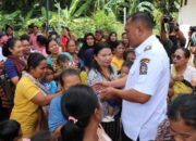 “Buka Desa” Diserbu Warga, Bupati Toba Bagikan KIA dan Beasiswa di Meranti Timur
