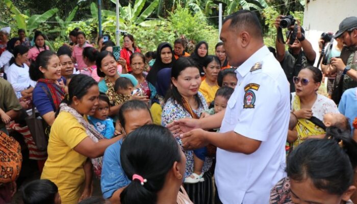 “Buka Desa” Diserbu Warga, Bupati Toba Bagikan KIA dan Beasiswa di Meranti Timur