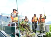 Bupati Samosir dan Dandim 0210/TU Kompak Bersihkan Eceng Gondok