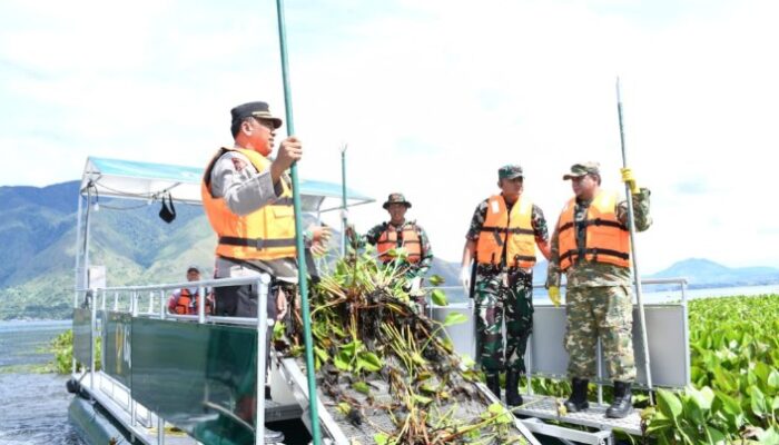 Bupati Samosir dan Dandim 0210/TU Kompak Bersihkan Eceng Gondok