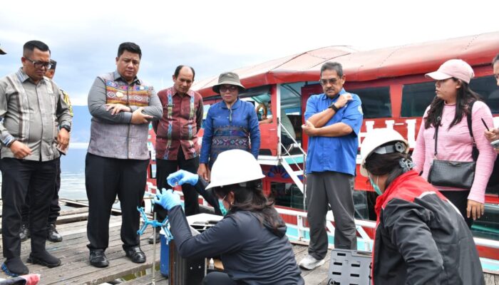 Akademisi USU Bawa Sampel Air Keruh Danau Toba untuk Uji Laboratorium