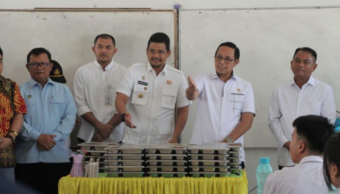 Kepala Kantor Komunikasi Kepresidenan dan BGN Tinjau Program MBG dan SPPG di Sergai