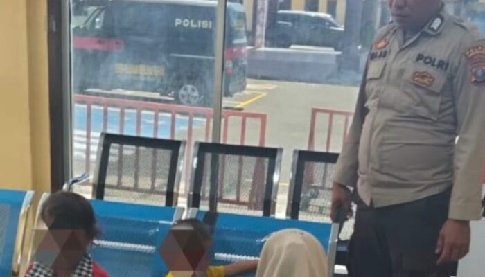 Polisi Temukan 2 Balita Tersesat dan Serahkan ke Orangtuanya di Pematangsiantar