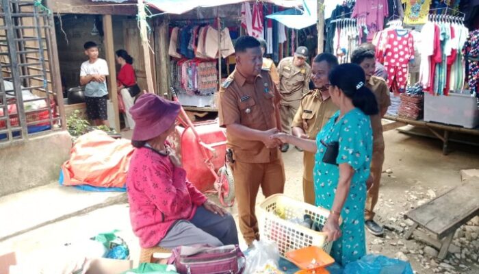 Camat Parmonangan Tinjau Pasar Hutajulu: Dorong Stabilitas Harga dan Kebersihan Lingkungan