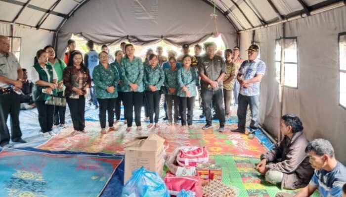 PKK Taput Kunjungi Korban Kebakaran Lobu Sunut, Bawa Bantuan dan Semangat