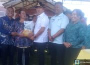 Bupati Taput Serahkan Bantuan Bibit Jagung dan Kacang Tanah ke Petani di Desa Hutatinggi