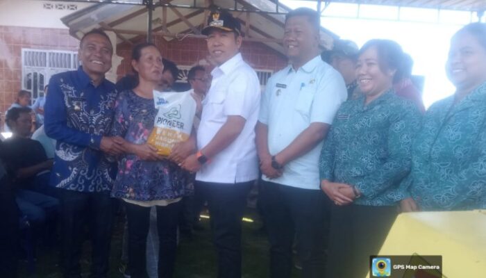 Bupati Taput Serahkan Bantuan Bibit Jagung dan Kacang Tanah ke Petani di Desa Hutatinggi