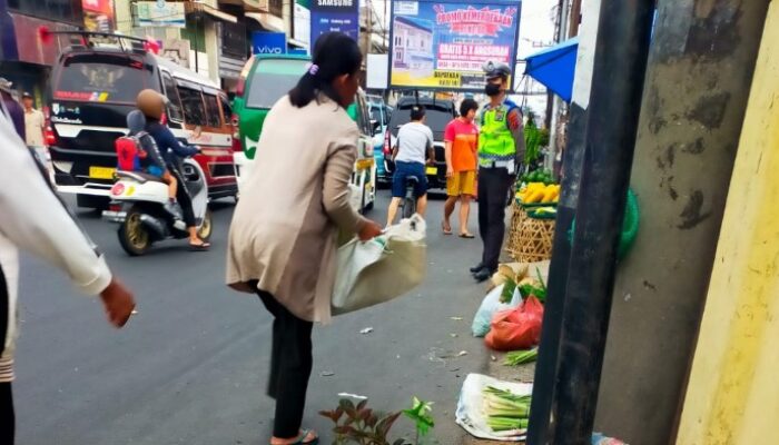 Tertibkan Lalu Lintas Pasar Horas, Polisi Ingatkan Pedagang dan Juru Parkir