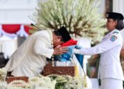 Presiden Prabowo Subianto Cium Bendera Sebelum Dikibarkan Paskibraka