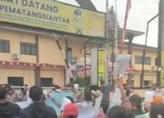 Tolak Kriminalisasi, Ratusan Massa Demo Polres Siantar Tuntut Keadilan untuk Risman Sianturi