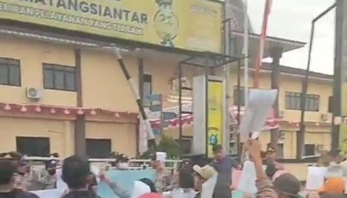 Tolak Kriminalisasi, Ratusan Massa Demo Polres Siantar Tuntut Keadilan untuk Risman Sianturi