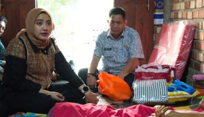 Ketua TP PKK Muaro Jambi Salurkan Bantuan untuk Warga Sakit dan Tidak Mampu