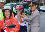 Pengendara di Siantar Tersenyum, Kapolres Bagi Helm dan Bendera Merah Putih Sambut HUT RI 