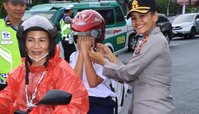 Pengendara di Siantar Tersenyum, Kapolres Bagi Helm dan Bendera Merah Putih Sambut HUT RI 